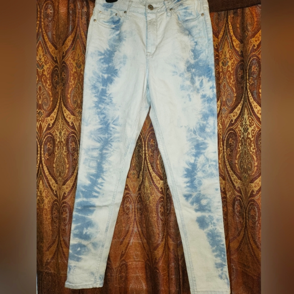 American Rag Blue Washed Skinny Ankle jeans.